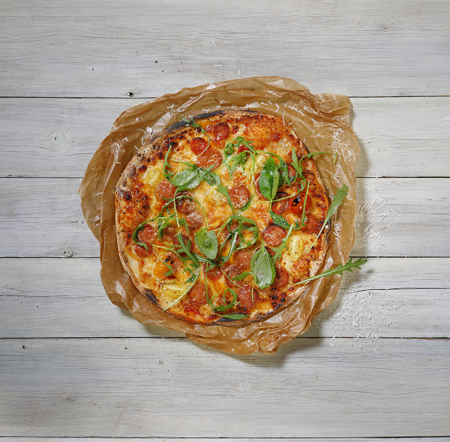 Pizza toppad med grönt
